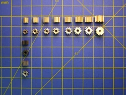 M0.5 = module 0,5 - NEUF POUR MOTEUR LOCOMOTIVE JOUEF ou autres en HO avec AXE 2 mm. 11 dents en laiton - 12 dents en...