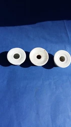 Lot de 46 encriers de bancs décole en porcelaine blanche. Poids :35,29 gr. Petit diamètre :3,2 cm grand diamètre : 4...