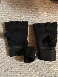 Size is S/M and Velcro straps adjusts tightness. Both are fingerless while using.
