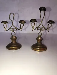Anciens chandeliers de crèche en cuivre.11 et 13 cm de hautÀ redresser un peu.Rares à trouver.Je vends des anciens...