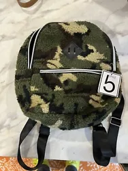 1616 Hokding b Style Rare Olive Camouflaged Fleece Backpack Tag On It Not Mint. Has some pulls in stitching but usable...