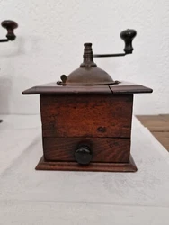 Anciens Moulins À Café en bois. Petit modèle avec broyeur mécanique. en état dusage, une fissure sur le dessus....