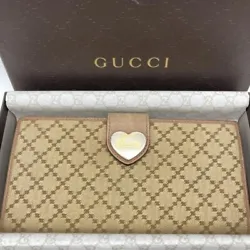 This authentic Gucci long wallet is a must-have for any fashion-forward woman. Made in Italy from high-quality leather...
