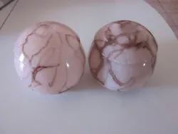 Deux anciens globes luminaire.Boules opaline art deco,de couleur rose et marbrure.Globes anciens annee 50.