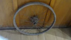 Roue de vélo en bois. état correct: fente dans le bois sur 20 cm (cf photos).