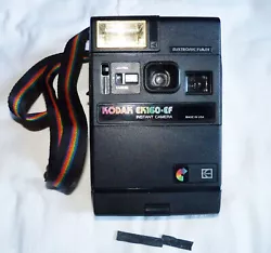 Je vous propose cet ancien appareil photo argentique instantané Kodak EK160-EF.