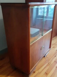 Meuble Bar En Bois Art Deco. Rangement bouteilles  bas du meuble et verres dans la vitrine, miroir sur dessus du...