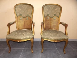 MODÈLE CABRIOLET EN BOIS DORÉ DE STYLE LOUIS XV. LA PARTIE EN BOIS EST SAINE ET EN BON ÉTAT. Petite usure du tissu...