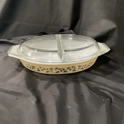 pyrex golden corn 1 1/2 qt divided casserole with lid. In good undamaged condition