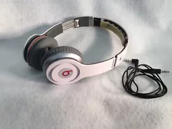 Headphones Beats by dr. dre Solo HD, white and red.