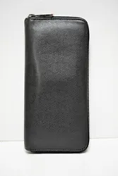 Coloris : gris foncé (ref LV: ardoise). Composition : cuir taïga. Largeur : 2 cm. Hauteur : 9,2 cm.
