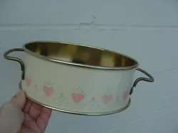 A 2 quart bowl fits this (Fireside Originals Bakeware). Overall very nice condition, no dents, very minor wear 1 small...