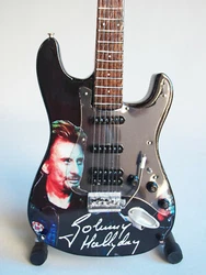 Cette guitare miniature rend hommage à un grand monsieur de la chanson française qui fut un des premiers à...