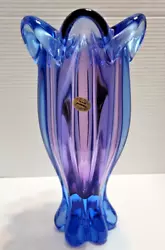 THIS IS A BEAUTIFUL VASE TWO COLORS MIXED TOGETHER. ITS APRROX 8