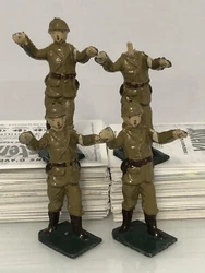 Je met en vente ce lot de 4 infirmiers médecins soldats en plombs. Je n’ai vu aucune marque …Entièrement...