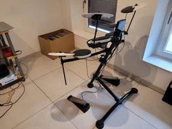 batterie électronique roland TD1K Vdrum . très bonne état , avec un kick , caisse claire , alto tom , tom medium  ,...