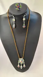 Parure ensemble bijoux Kabyle original (imitation). Lensemble contient : Un collier avec pendentif  Une paire de ...