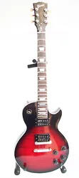 La guitare miniature est une réplique dune Gibson Les Paul dont Slash possède une collection impressionnante. Livré...