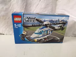 LEGO CITY modèle 7741. Effectue des patrouilles aériennes pour assurer la protection de LEGO City ! Lhélicoptère de...