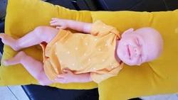 Bébé reborn en silicone plein. Elle na pas de cheveux.