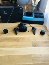 Casque réalité virtuelle HTC vive VR complet en bon etat avec tous les cables. Je vends un casque HTC vive en bon...