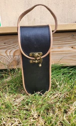 Sacoche en cuir véritable pour 3 boules de pétanque, tanage du cuir naturel.  Fermeture avec un système de crochet...