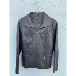 Leather Jacket. Professionally Dry Clean, Leather clean only. 100% Leather. Preowned in Great Condition. Casual Wear....