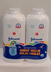 Keep your little ones skin soft and dry with Johnsons Baby Powder. This pack includes two 500g bottles of the original...