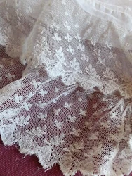 Il sagit dun bas de jupon en fin voile de coton de 1,9 mètre sur 20 cm. La partie en dentelle fait 7 cm de largeur....