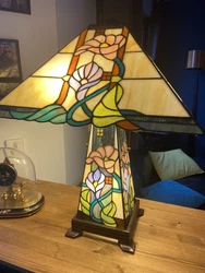 Grande Lampe Art Nouveau Style Tiffany. Rare Lampes Art Déco reproduction créée par la maison « l’Homme...