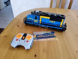 Lego train 60052 locomotive complet. Se sont des lego d occasion il peut avoir des lego abîmé et jaunie.