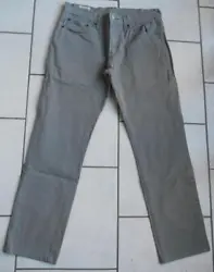 Pantalon Levis 511 W31. Couleur kaki-beige A été porté mais est en très bon état Longueur entre-jambes: 71 cm.