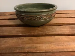 Beautiful flawless earth toned colored pottery lipped bowl with etched brown ring.