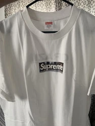 Supreme Milan bOx l0go XL I’ve had the box logo for sum time NEVER worn not once so new condition. But now I’m...