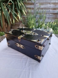 Rare modèle de Boîte À Bijoux, à saisir ! Plaquage laqué noir encore en bon état général pour son grand âge !...