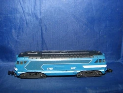 LOCOMOTIVE DIESEL BB 67001 SNCF REF 0203. M ARQUE : LIMA. ATTACHES PRESENTES DE CHAQUE COTE.