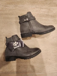 Get ready for winter with these stylish Girls Boots in Size 30 by Gioseppo! These gray boots are perfect for any little...