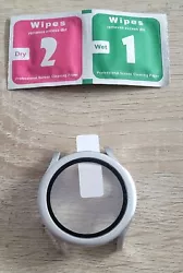 Protege écran Samsung Galaxy Watch4 40mm. De couleur grise. A clipser dessus. Anti rayures et chocs.  Ne gêne en...