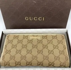 This Gucci wallet is a must-have for fashion enthusiasts. The wallet features the iconic GG pattern and Supreme...