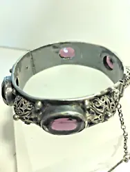 Le bijou souvre- chainette de sécurité-largeur: 2 cm ;diamètre :6 cm-.
