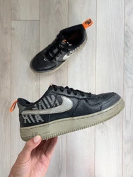 Nike Air Force 1 Men/Women Noir taille 37,5 en très bon état , cette paire se marie bien avec toutes les tenues