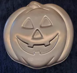 Vintage Wilton Pumpkin Cake Pan Mold Jack O Lantern Halloween 1981 Aluminum.