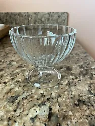 clear glass dessert cups. Free from chips or cracks 4x4 round holds about 1 cup