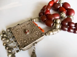 Collier Yéménite en argent ancien et perles en résine couleurs bordeaux.Des perles dune couleur bordeaux en résine...