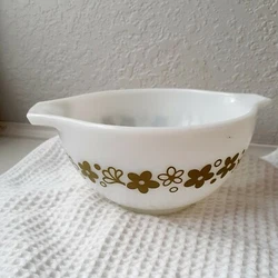 vintage pyrex crazy daisy pattern Cinderella mixing bowl 441. 1.5 pt.
