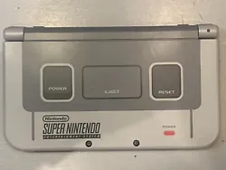 New Nintendo 3DS XL Super Nintendo Entertainment System EditionQuelques rayures sont présentes et visibles sur la...