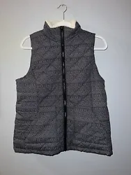 Maurices Medium Woman’s Faux Fur Lined Black White Zig Zag Zipper Pockets Vest.