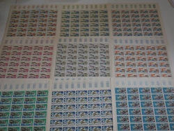On retrouve 270 timbres neufs sans charnieres. Voici un joli lot de timbres de Monaco. Bonne valeur.