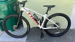 Used bicycle in good condition. Comes with the lock, pump and water bottle