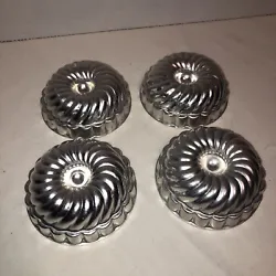 Add a vintage touch to your baking with this set of 4 aluminum Jell-O, Bundt, Cake, and Tart molds. Each mold has a...
